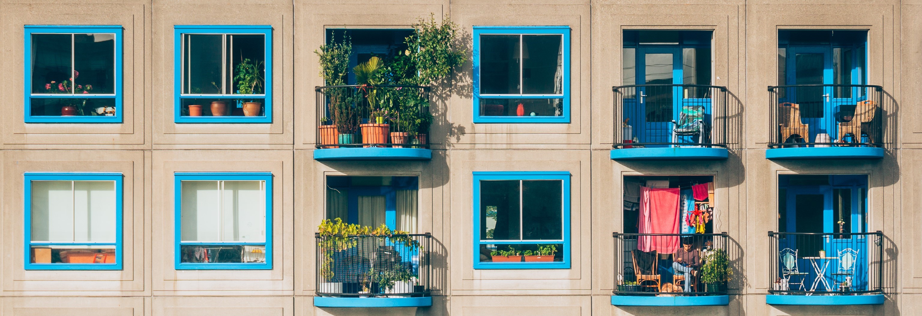 Ventanas y balcones de un edificio visto desde el exterior